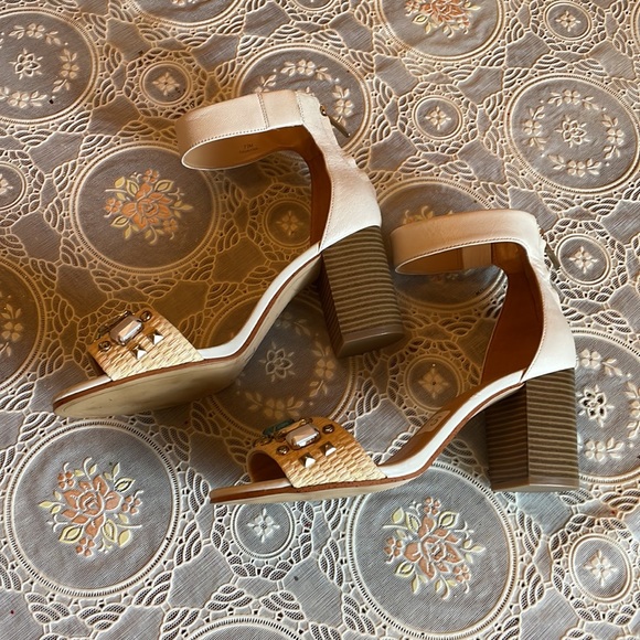 Nice pair of 7.5 casual heels for jean genie or who? - Picture 2 of 4